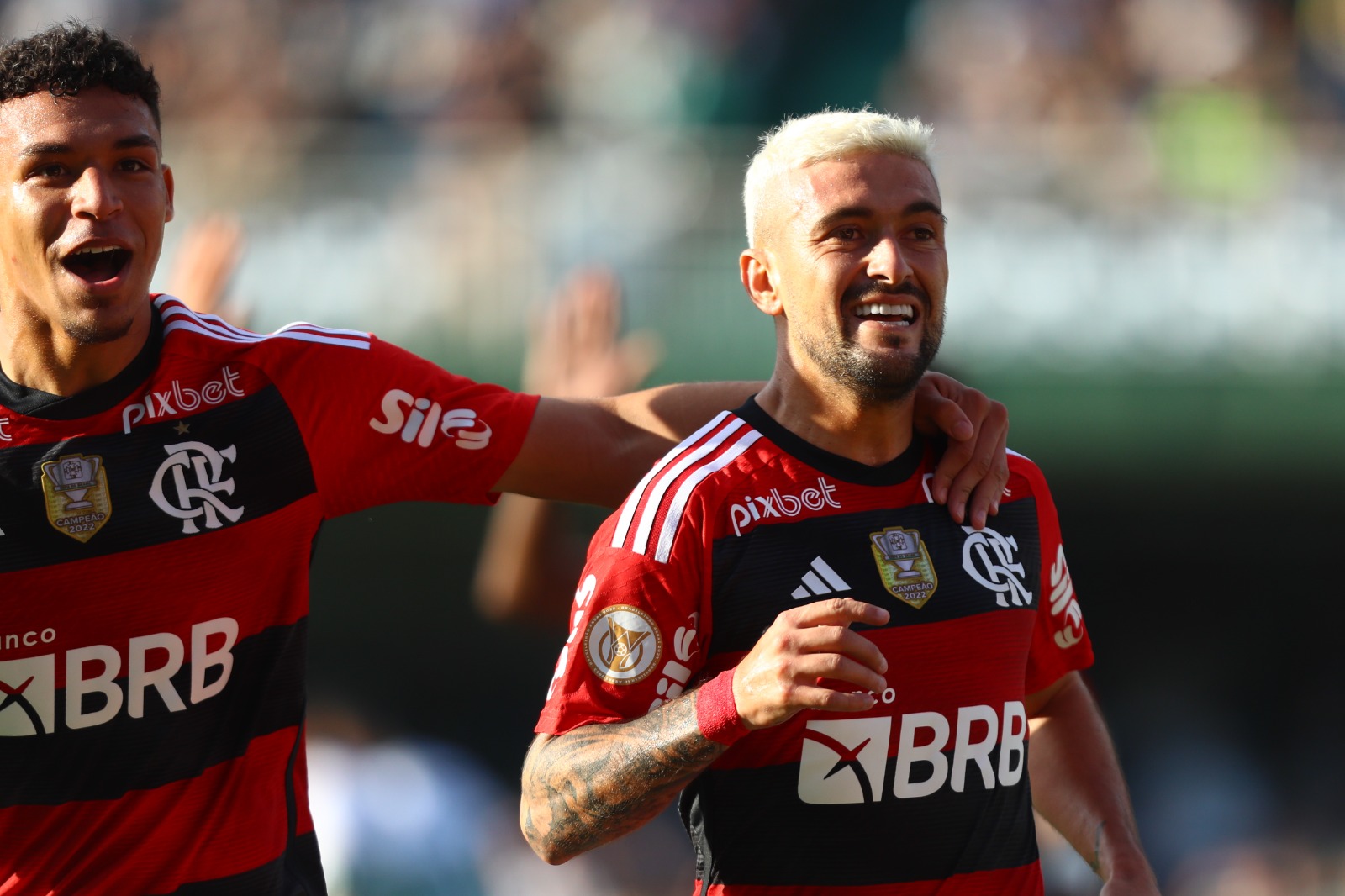 Flamengo supera o Coritiba por 3 a 2 com gol espetacular de Gerson e garante terceiro lugar no Campeonato Brasileiro