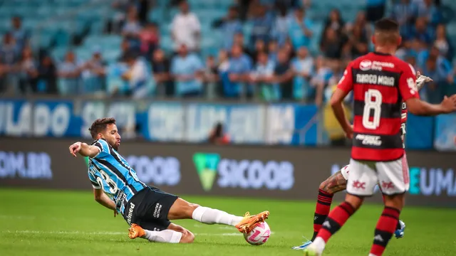 Flamengo perde para o Grêmio de 3 a 2 de virada no Sul e se distancia do líder