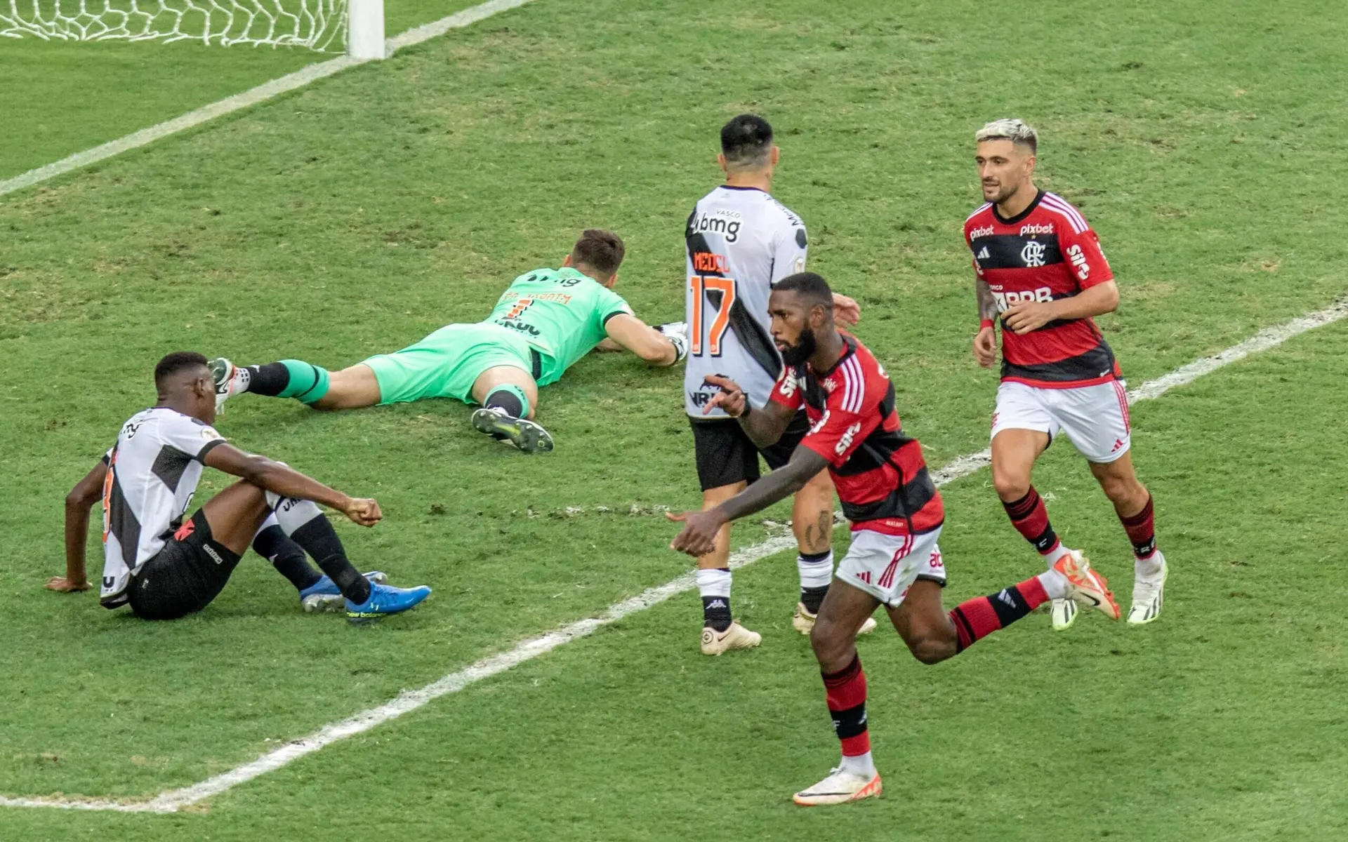 Flamengo vence o Vasco por 1 a 0 com as mãos de Tite
