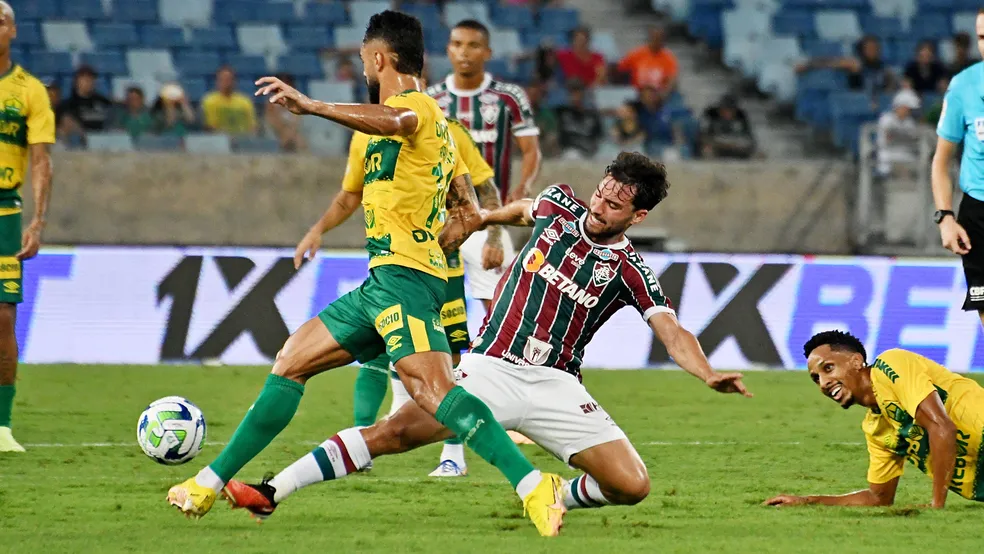 Expulsão Precoce Compromete Desafio do Fluminense Contra o Cuiabá