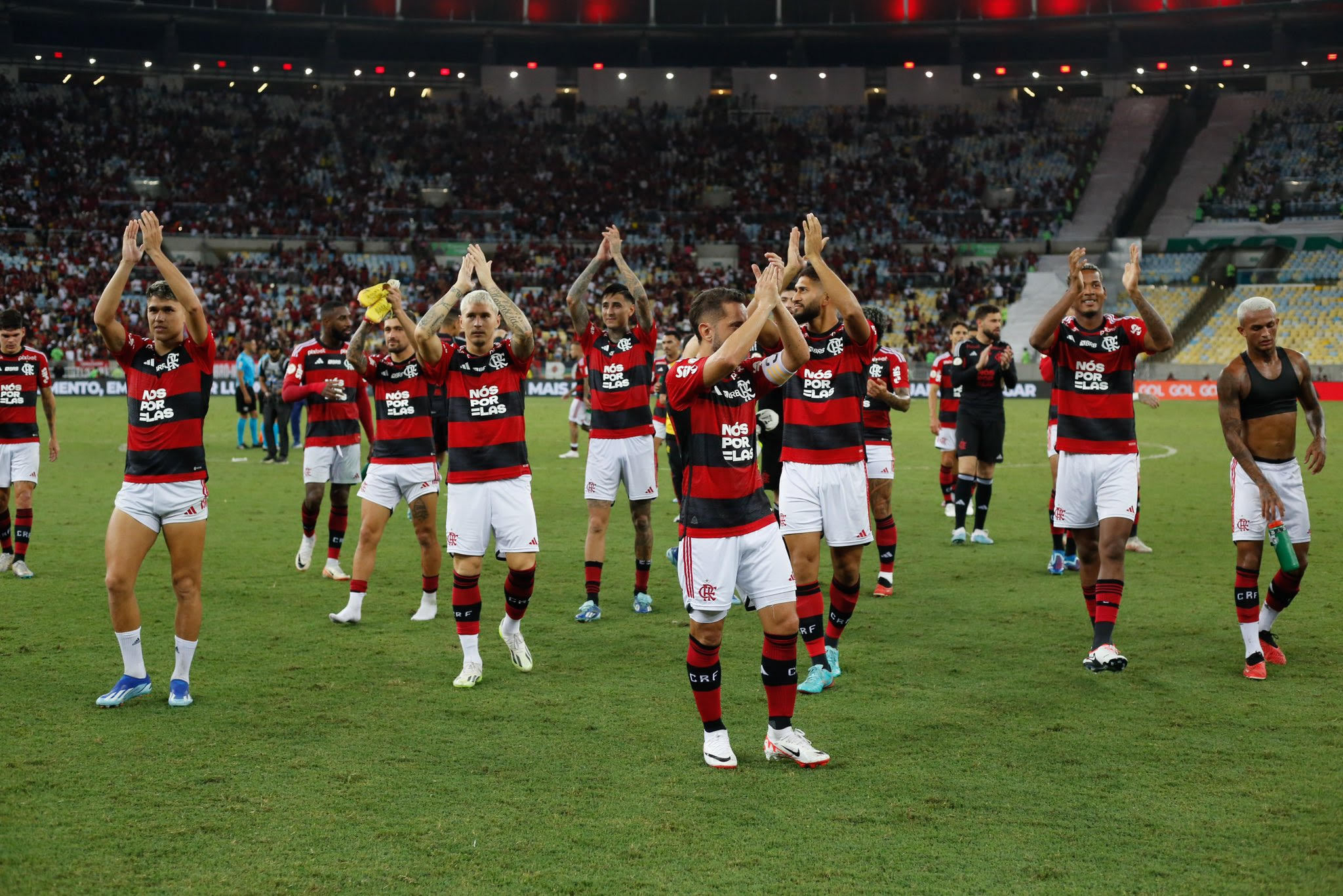 Flamengo dá chocolate de 3 a 0 no Palmeiras e entra na briga pelo título