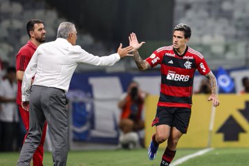 Flamengo vence o Fortaleza por 2 a 0 e se mantém vivo