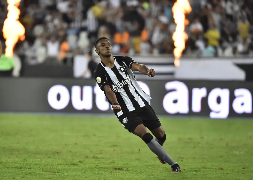 Botafogo vê Adryelson e Lucas Perry embarcarem e Jefinho está perto de jogar em 2024 no glorioso