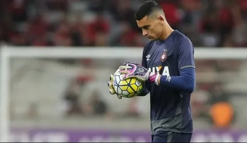 Flamengo encaminha venda do goleiro Santos para o Fortaleza em 2024