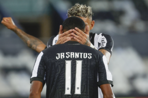 Tiquinho comemora com Jr Santos gol na partida