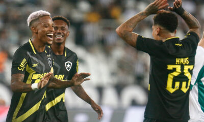 Atletas do Botafogo comemoram grande vitória no Nilton Santos