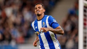 Galeno sorrindo com a camisa do Porto FC