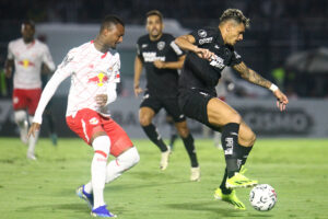 Tiquinho Soares do Botafogo tenta domínio marcado por jogador do RB Bragantino