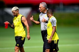 Técnico e jogadores realizam atividade no treinamento do Flamengo