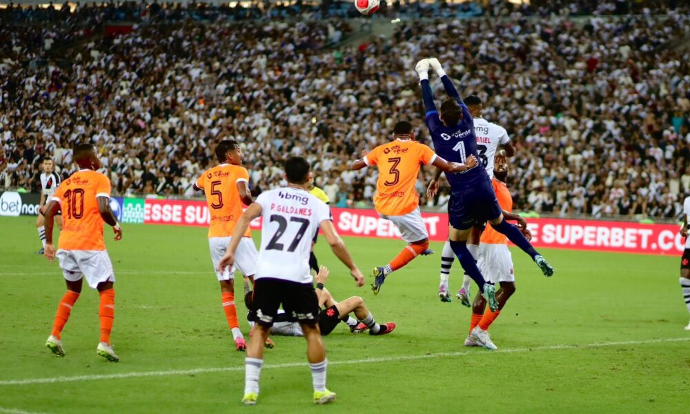 Goleiro do Nova Iguaçu faz defesa em jogo contra Vasco da Gama