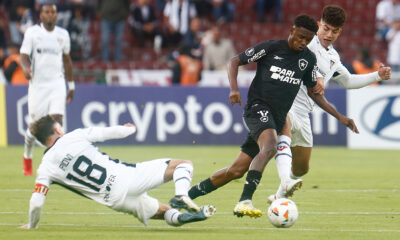 Jeffinho do Botafogo disputa a bola cercado por jogadores da LDU