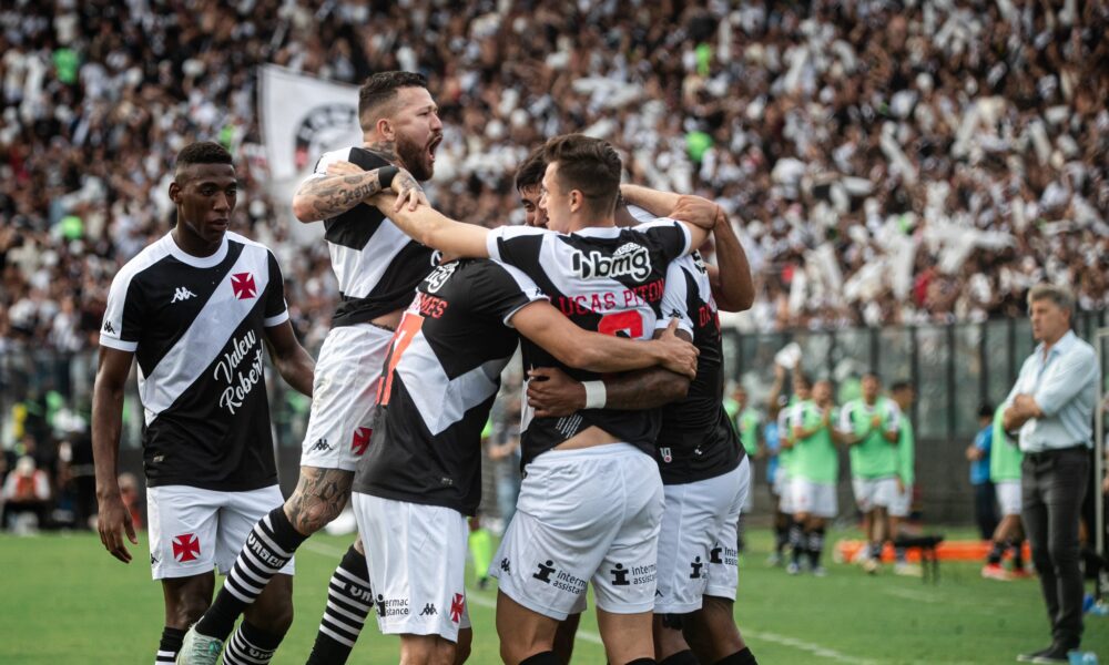 Jogadores do Vasco comemoram o gol contra o Grêmio