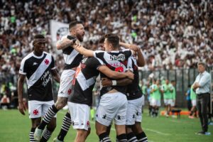 Jogadores do Vasco comemoram o gol contra o Grêmio