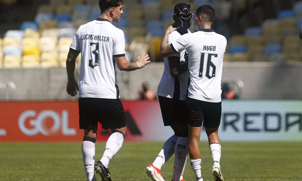 LH faz comemoração icônica em gol no clássico