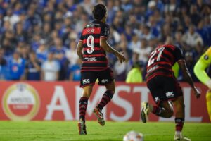 Pedro do Flamengo marca e comemora gol contra o Millonarios
