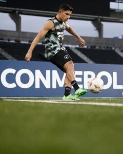 Savarino, meia do Botafogo, em treinamento antes do jogo contra o Junior