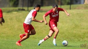 Disputa de bola entre jogadores do CAP no treino