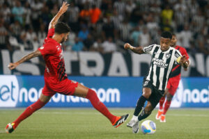 Jogadores do Botafogo e CAP em disputa de bola