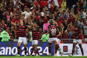 Jogadores do Fla comemoram gol da liderança