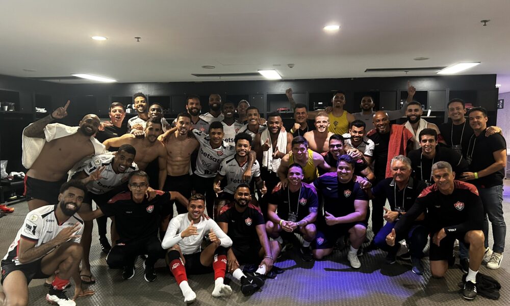 Jogadores do Vitória celebram no vestiário.