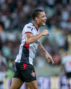 Atacante Janderson celebra o seu gol em cima do Fluminense no Maracanã