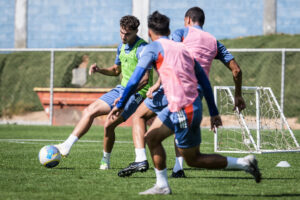 Jogadores do Cruzeiro em atividade na Toca da Raposa