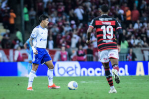 Romero e Lorran enquadrados em confronto no Maracanã