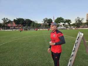 Técnico Jair Ventura em atividade no CT do Dragão