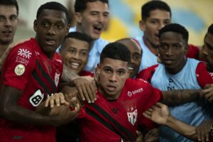 Zuleta comemora gol diante do Fluminense.