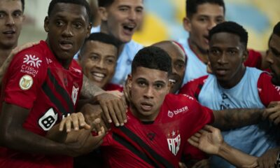 Zuleta comemora gol diante do Fluminense.