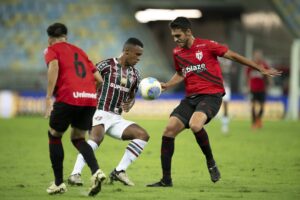 Marquinhos em disputa com jogadores do Dragão