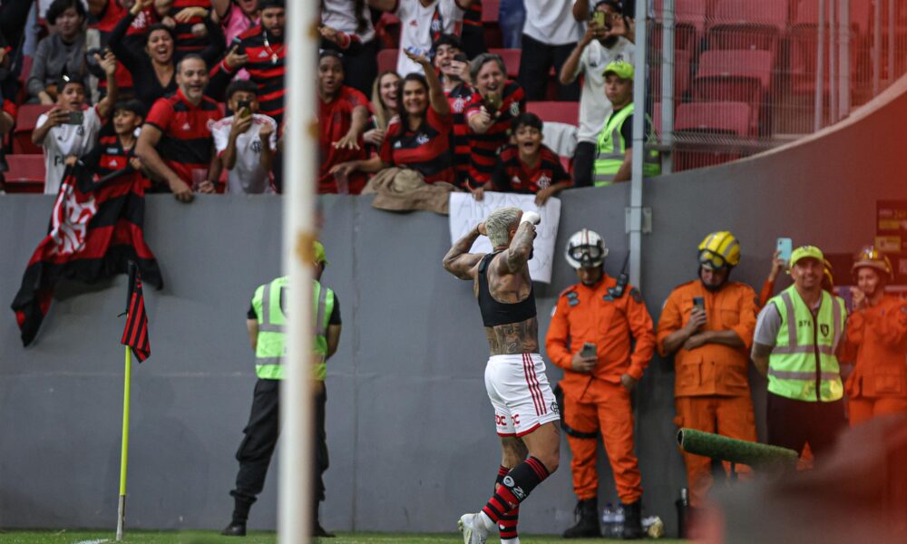 Gabigol comemora fazendo sua tradicional comemoração após gol da virada do Flamengo