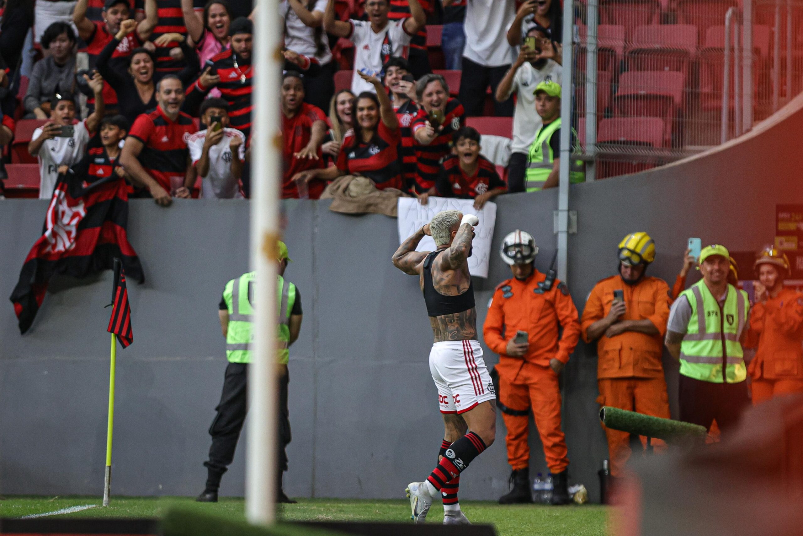 Gabigol comemora fazendo sua tradicional comemoração após gol da virada do Flamengo