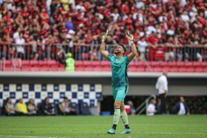 Gustavo comemora o gol do Criciúma diante do Flamengo