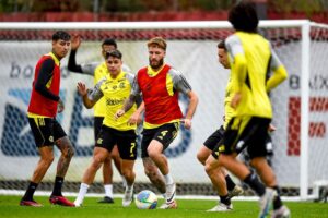 Jogadores do Fla em atividade em preparação para o jogo contra o Fortaleza