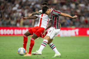 Cano chutando de canhota para o gol