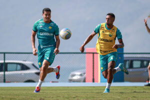 Jogadores em atividade no CT do Cuiabá