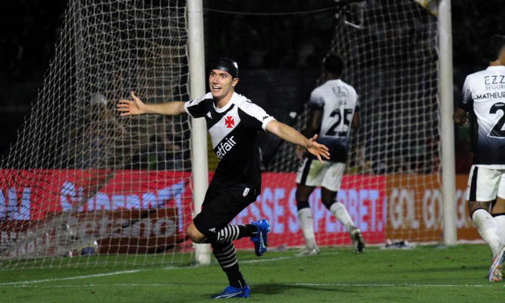 Piton marca e celebra o primeiro gol do Vasco