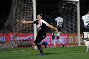 Piton marca e celebra o primeiro gol do Vasco