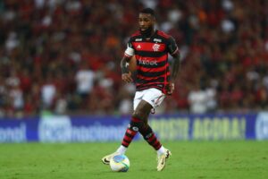 Gerson com a canhotinha conduz a bola