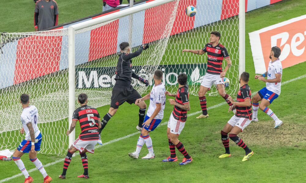 Wesley desviando contra o próprio gol