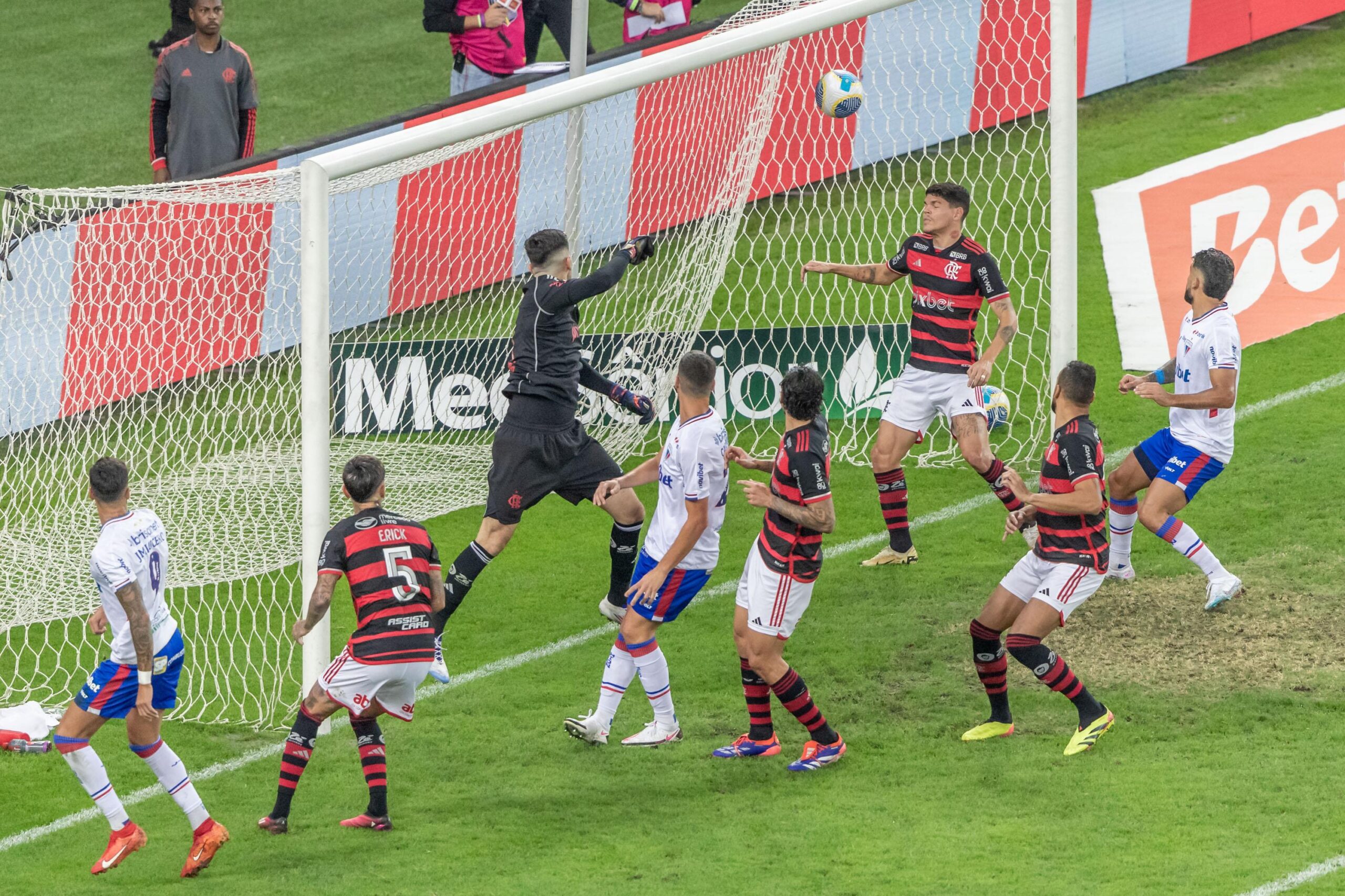 Wesley desviando contra o próprio gol