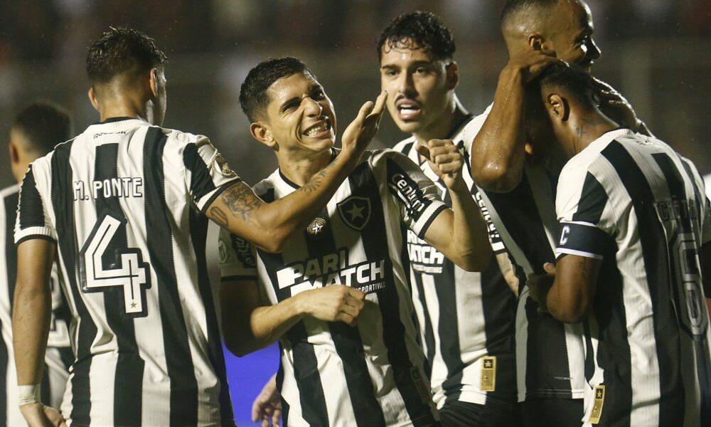 Savarino comemora seu gol, único do Botafogo diante do Vitória