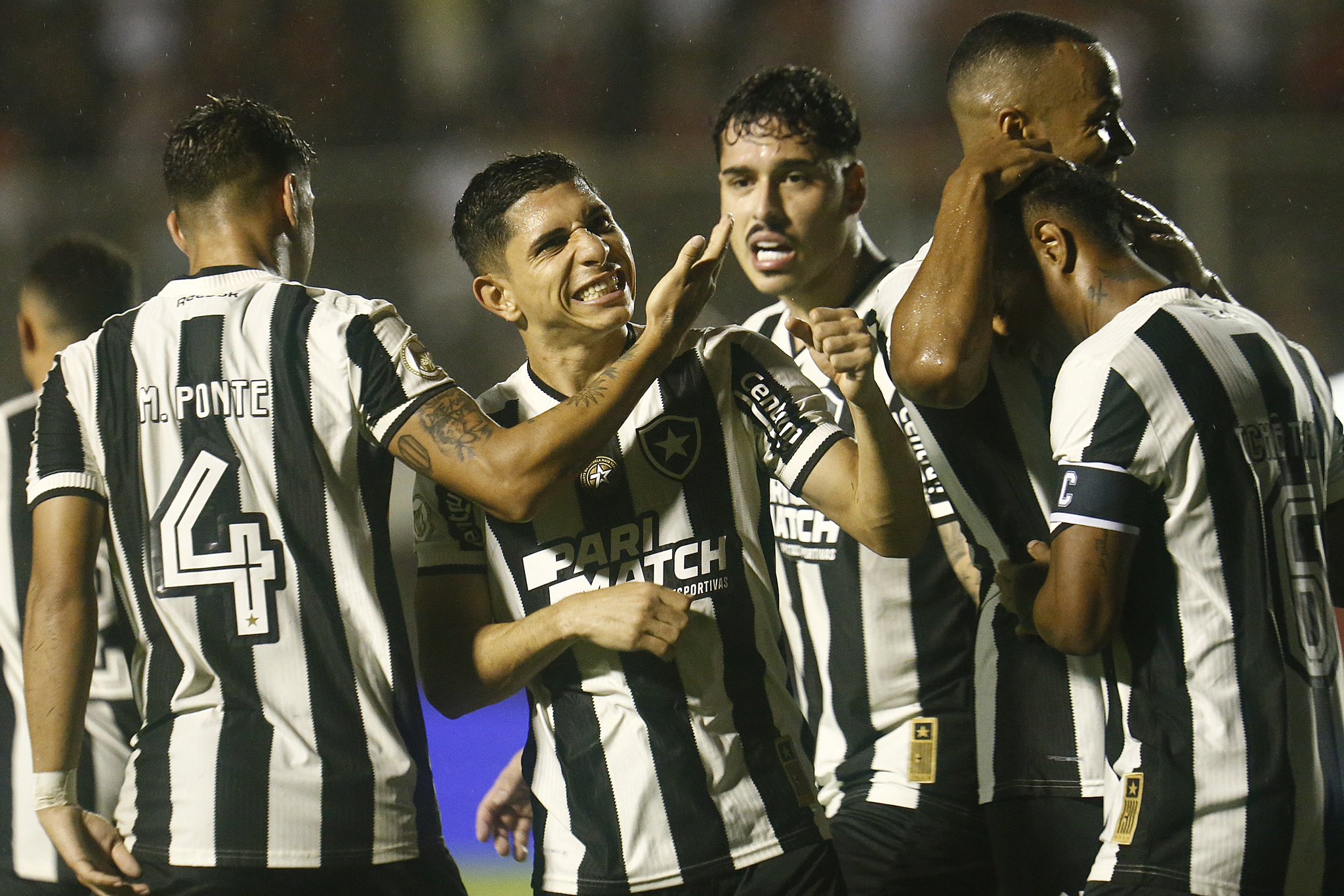 Savarino comemora seu gol, único do Botafogo diante do Vitória