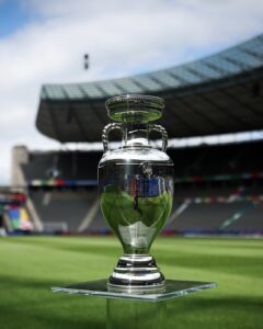 Taça da Euro exposta. Espanha e Inglaterra lutam pela conquista