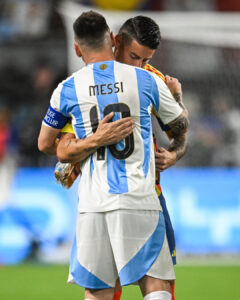 James e Messi se abraçam antes da partida da final da Copa América