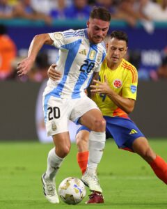 Jogo duro na final, argentinos e colombianos duelam pela bola