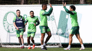 Jogadores do Palmeiras se preparam para enfrentar o Botafogo