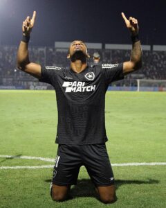 Jr Santos comemora gol com a camisa do Botafogo