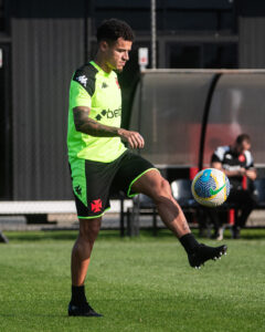 Coutinho fazendo embaixadinha